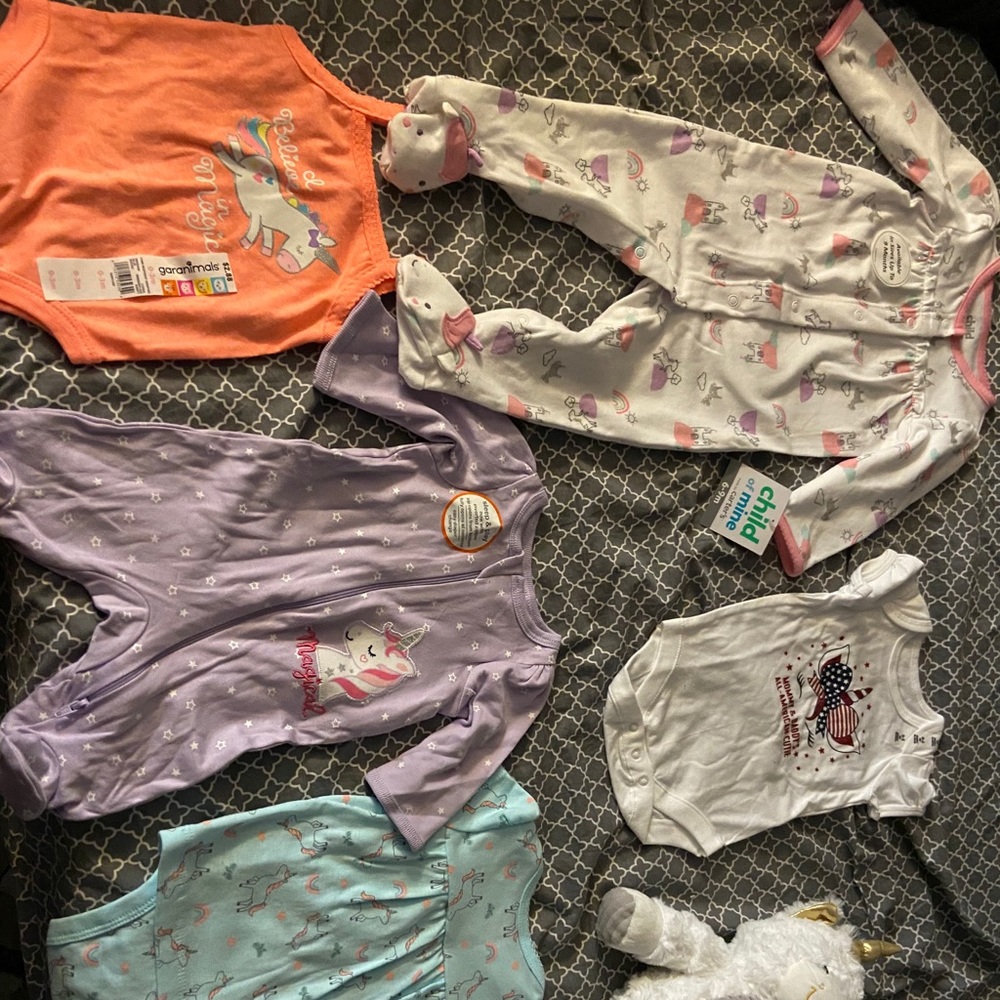 Baby girl clothes and diaper bag - Picture 1 of 7